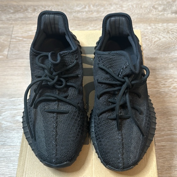 Yeezy 350 v2 men’s 6.5 women’s 8. Black - Picture 3 of 9